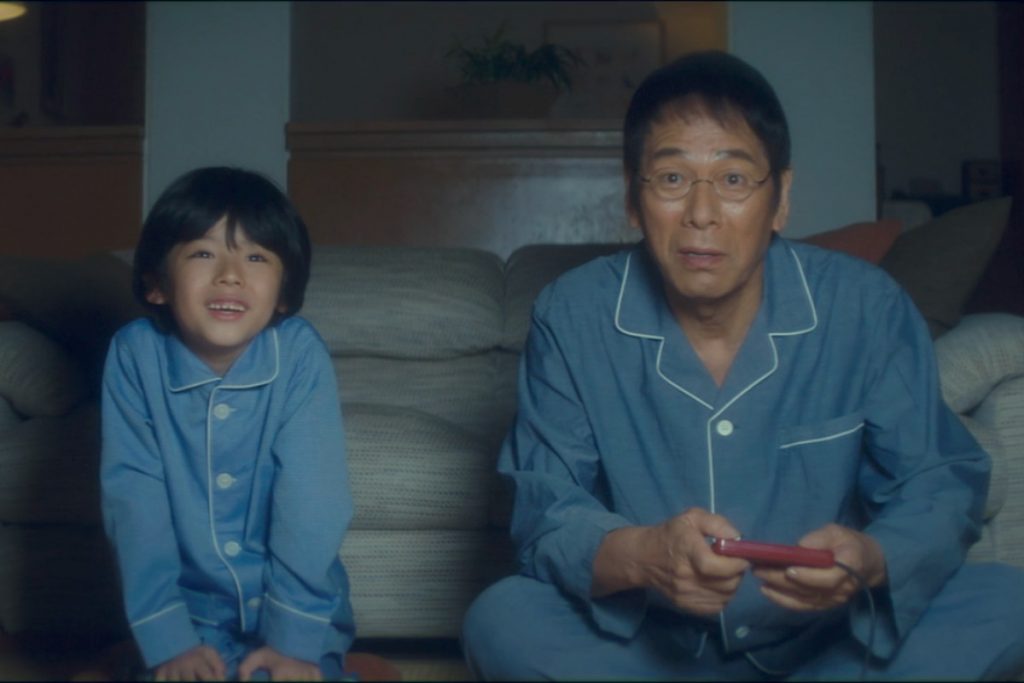 El pequeño Akio y su padre, Hirotaro